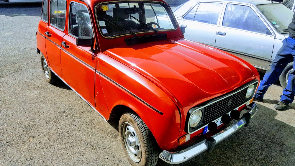 Garage automobile pour la révision de Renault 4L à Annecy